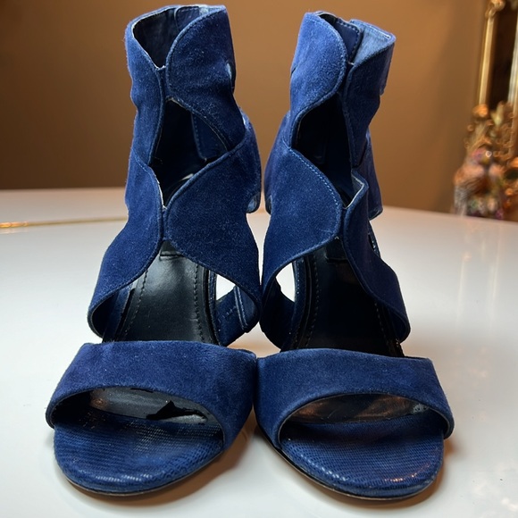 💙WHITE HOUSE BLACK MARKET BLUE VELVET ZIP UP BACK 4.5” HEELS SIZE 7 MEDIUM💙 - Picture 6 of 16